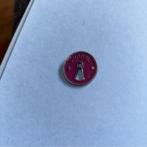 100% Authentic Chanel keyhole button magenta - Picture 5 of 6
